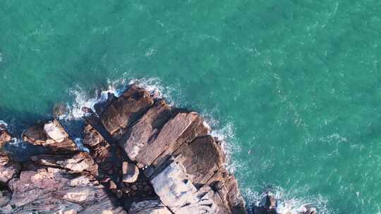 4K航拍海浪拍打岛礁 冲击岩石浪花