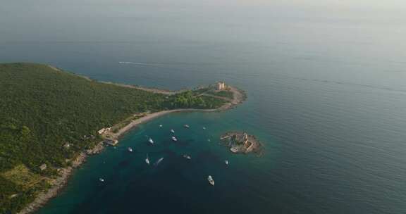 浮船和游艇，背景是奥托西克·戈斯帕岛和阿尔萨堡垒