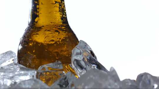 啤酒容量节是冰上的啤酒瓶。白色背景。