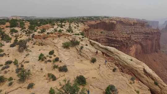 山顶上俯瞰山谷天线的徒步旅行者