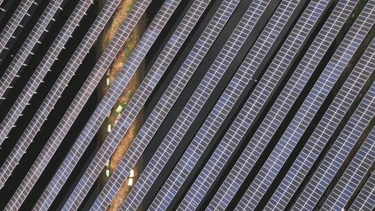 农田上的光伏太阳能发电夕阳下航拍