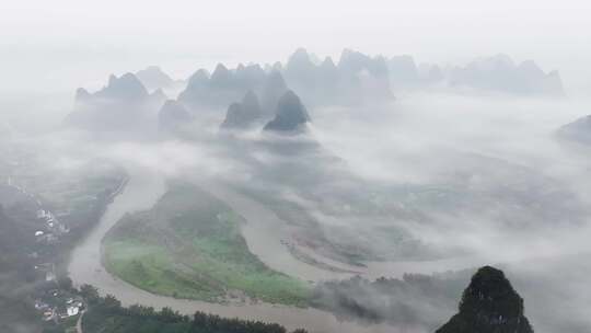 早晨桂林漓江边笼罩着一层薄雾视频素材模板下载