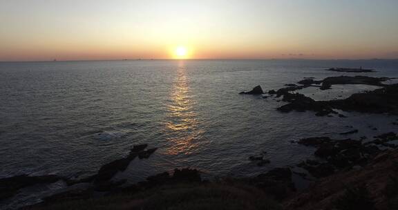 航拍威海刘公岛东泓海面上日出晨光