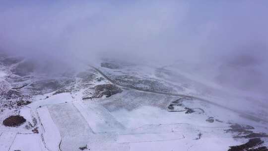 冬季雪景公路延绵