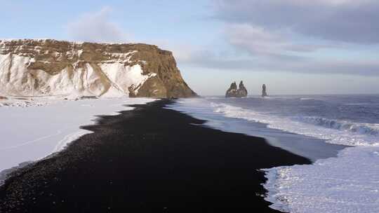 飞越冰雪覆盖的冰岛南部黑沙滩