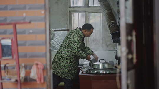 男子在室内灶台前烹饪美食