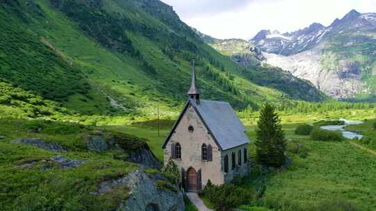 阿尔卑斯山美丽山谷中的中世纪欧洲教堂