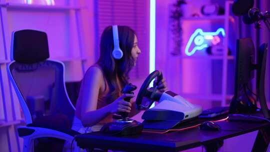 亚洲美丽的电子竞技女玩家在电脑上玩在线视