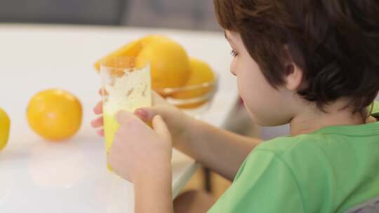 品尝健康饮料这张男孩喝橙汁的照片符合营养