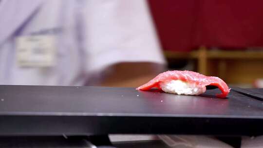 厨师制作传统的日本寿司