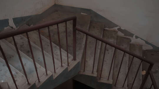 老旧废弃建筑楼梯