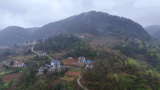 航拍雨中沪渝高速野三关乡村风景(1)