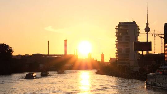 日落时分的柏林河