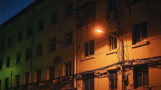 夜晚老旧居民楼与路灯景象