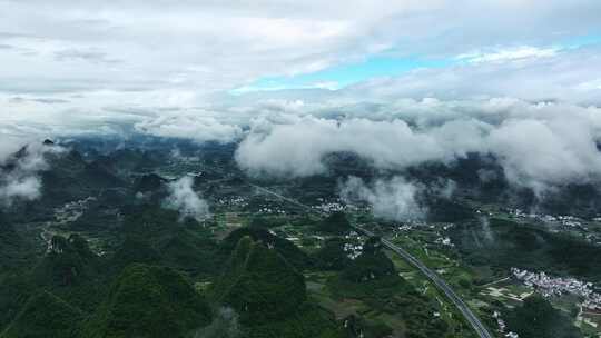 桂林喀斯特峰林中穿行的高速公路云雾缭绕