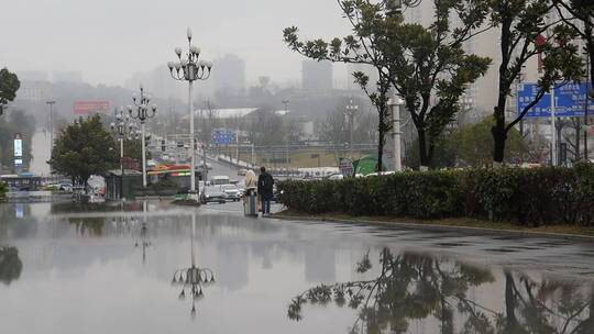 阴雨天的街道