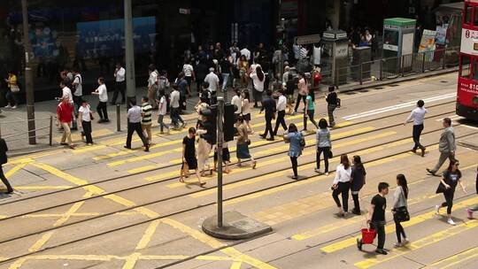 香港路口人过马路