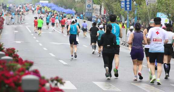 快速奔跑的人群背影 苏州城市马拉松比赛