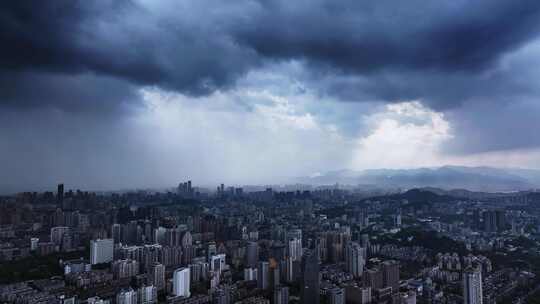 城市强对流天气乌云压城（福州五四路）