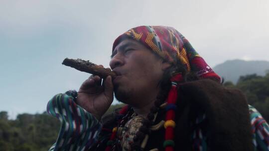 吸烟的土著人