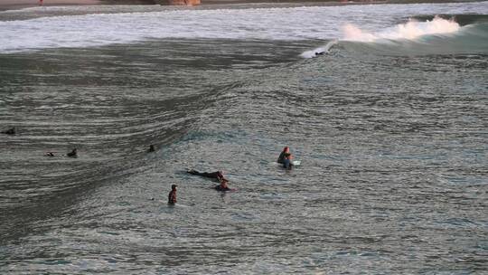 人群在海里冲浪