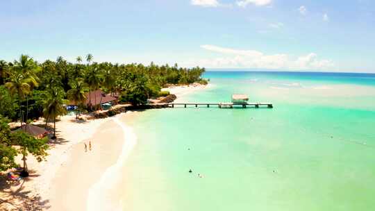 航拍海边游客游泳潜水马尔代夫度假屋椰子树