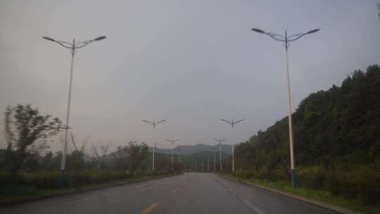 下雨天乡村公路行驶汽车记录仪驾驶第一视角