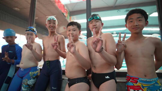 游泳馆里的比赛小男孩选手们