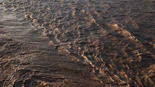 日落夕阳下的浑浊海水 黄泥水