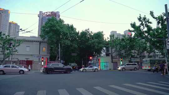 上海市中心街道来往车辆视频素材模板下载