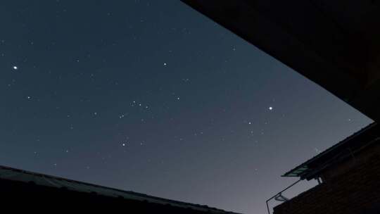 屋顶视角下的璀璨星空夜景