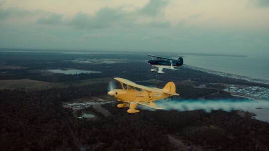 轻型飞机在空中飞行