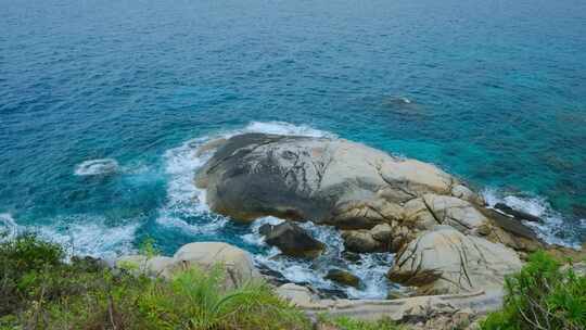 阴天海景大海边蓝色海水海浪拍打礁石岩石