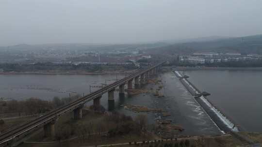 河流铁路桥上升