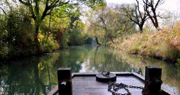 中国杭州西溪湿地摇橹船河中前行