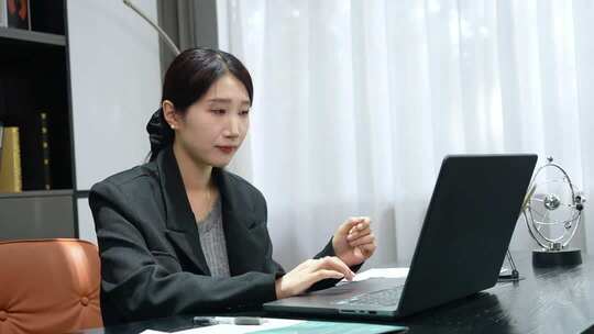 职场白领创业加班努力工作