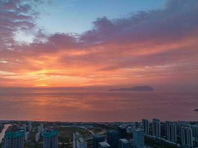 城市海边日出全景