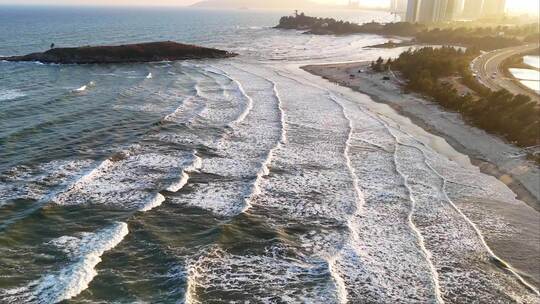 阳光照耀下波光粼粼的海面