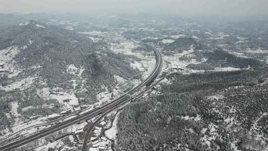 雪后山区高速公路航拍全景