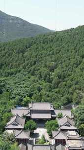 竖版航拍山东济南千佛山风景区