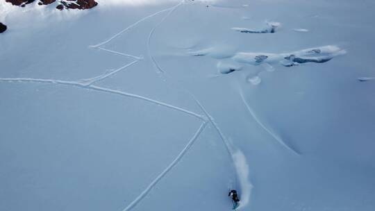 无人机拍摄滑雪者滑雪