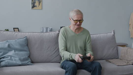 老年女人坐在沙发上打游戏视频素材模板下载