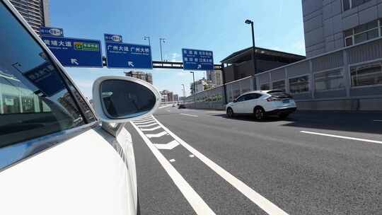 开车行驶在城市高架道路