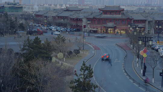 山西大同潘家园古风建筑旁的城市道路景象