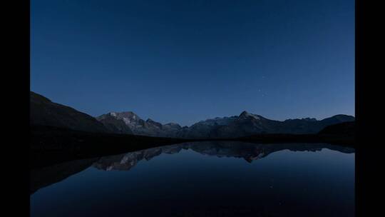 夜晚湖面的星空景色