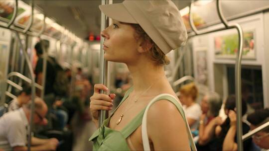 时尚女人在地铁上整理头发