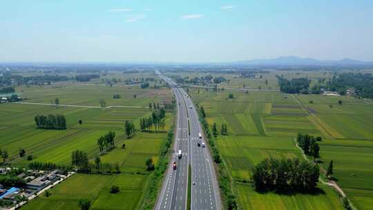 绿色大平原高速公路农田麦田航拍