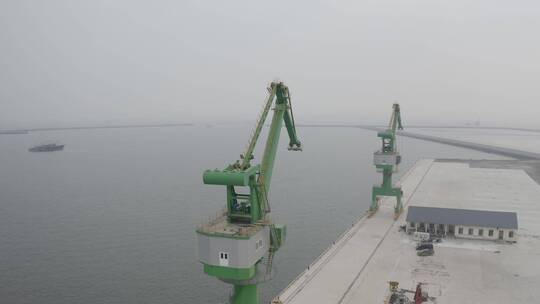 海港码头的吊塔吊车塔吊视频素材模板下载