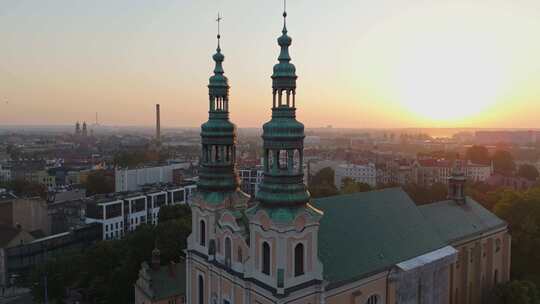 初夏波兹南历史旅游中心和圣弗朗西斯教堂尖