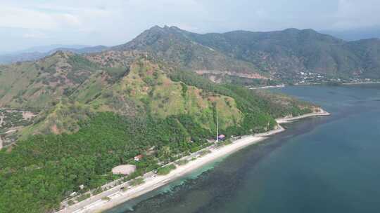 空中拍摄沿海和郁郁葱葱的山区景观。